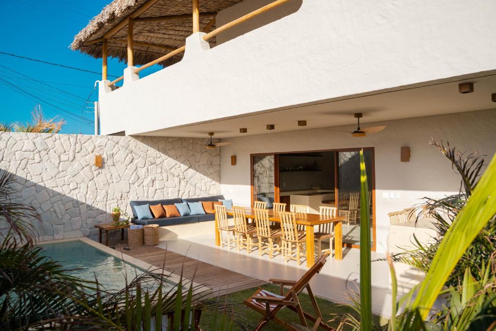 a villa with a view of the patio and swimming pool at Villa Vento in Camocim