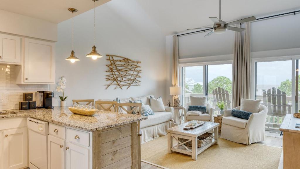 The Sea Chord Gulf Lake Views Balcony Pool في شاطئ سانتا روزا: مطبخ وغرفة معيشة مع كونتر توب