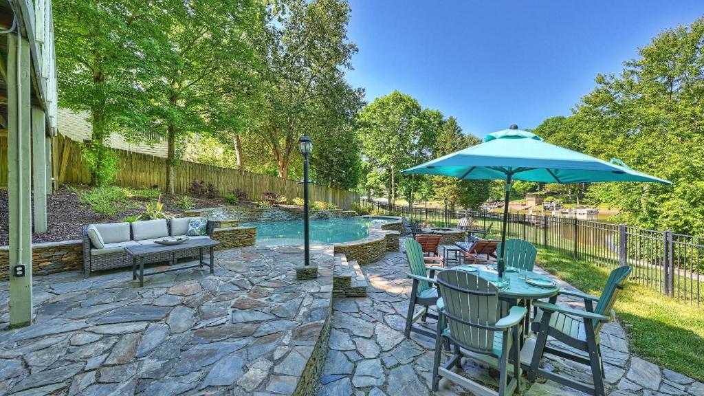 Swimmingpoolen hos eller tæt på Sun Up Sun Down by AvantStay Pool w Waterfall