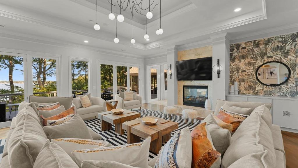 Et tv og/eller underholdning på Modern Masterpiece by AvantStay Waterfront Private Dock