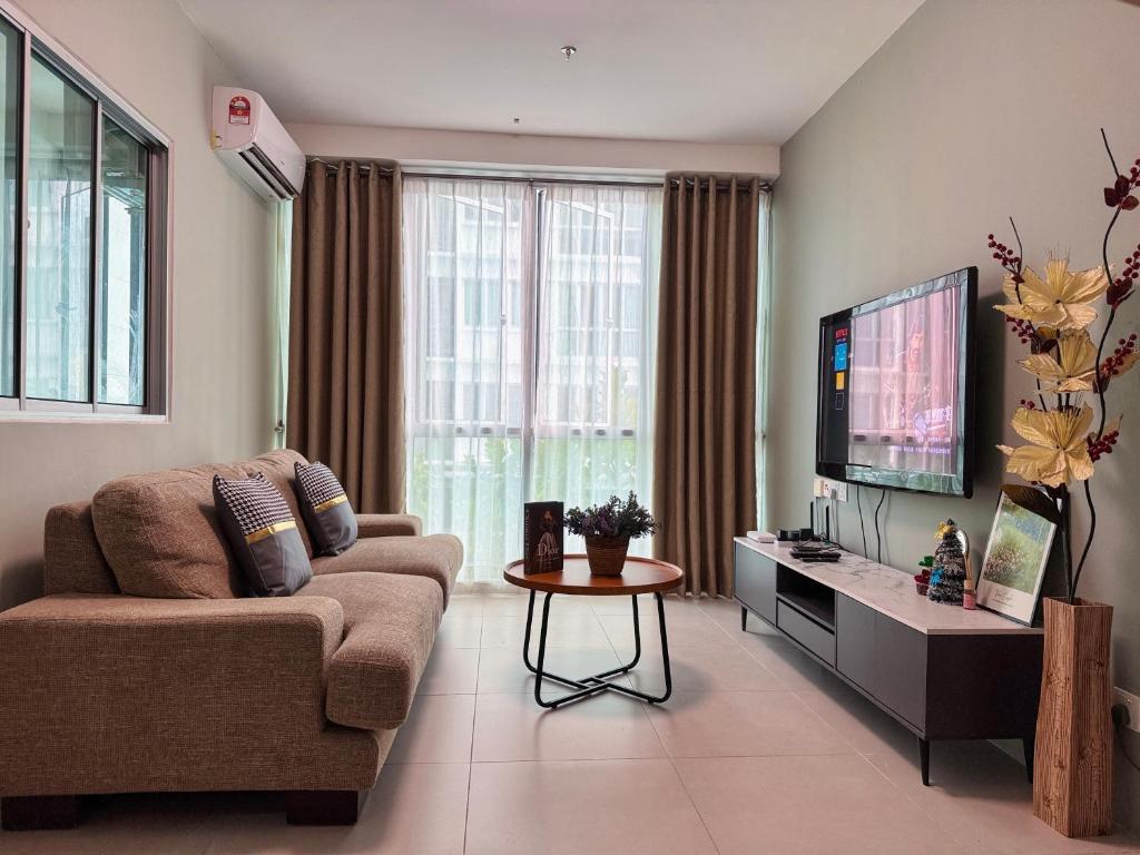 Μια τηλεόραση ή/και κέντρο ψυχαγωγίας στο S6-03 Metrocity Square Condominium-3R2B-8 Pax