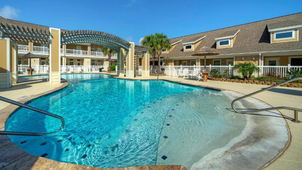 Bazén v ubytování The Beautiful Place by AvantStay Mins to Beach Family-Friendly Pool nebo v jeho okolí