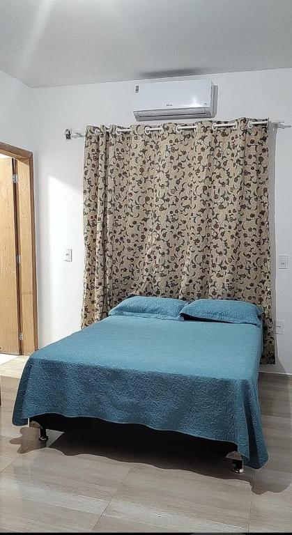 Ένα ή περισσότερα κρεβάτια σε δωμάτιο στο Quarto com frigobar e ar condicionado em Bombas