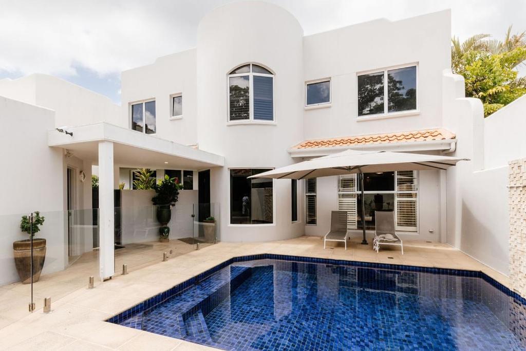 Lakefront Luxury Pool BBQ Mountain Views في كولوم: فيلا مع مسبح ومنزل