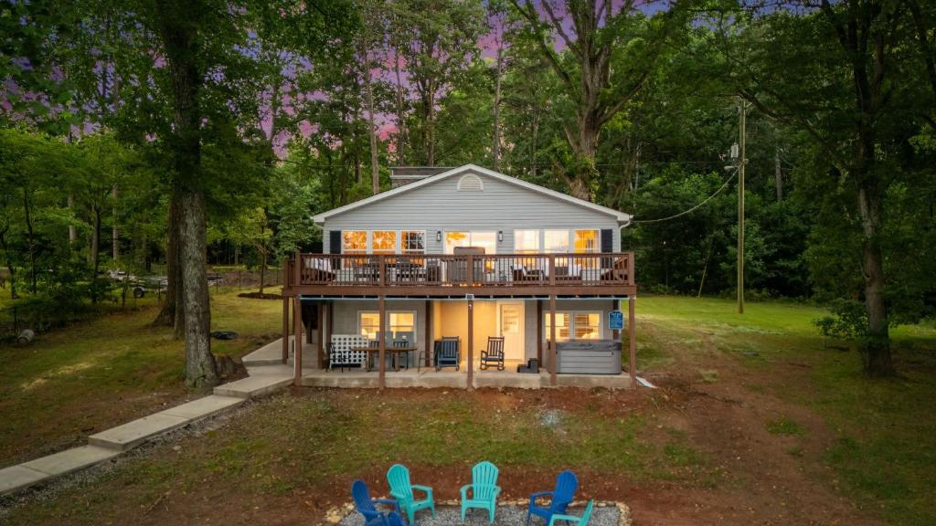 Zahrada ubytování Lake Days by AvantStay Hot Tub Firepit Game Room Private Dock Access