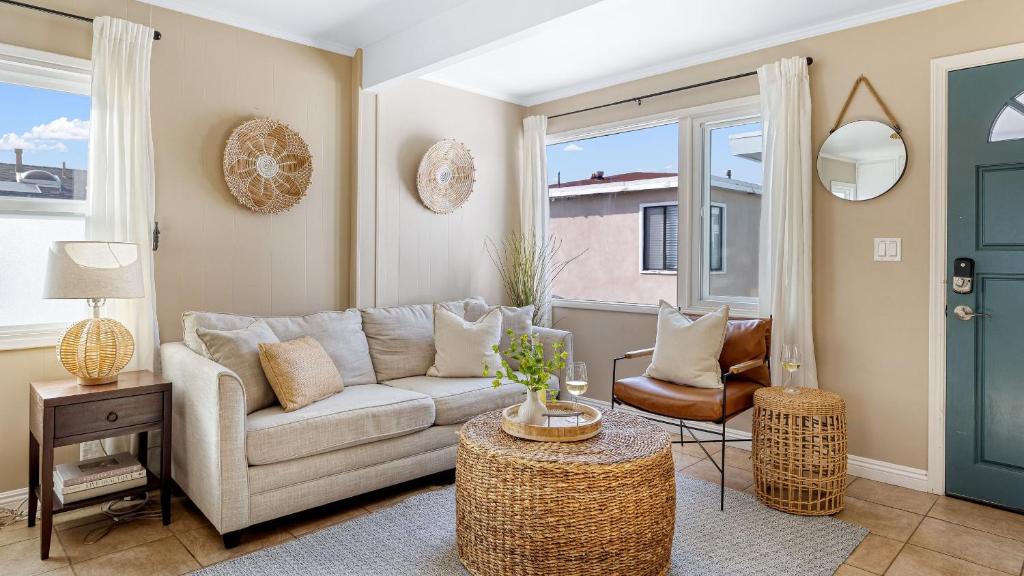 Et opholdsområde på The Edgewater Condos by AvantStay Waterfront Views and Short Walk to Beach