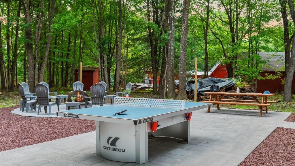 Bordtennis på Maple Oasis by AvantStay Newly Built w Hot Tub Game Room Fire Pit eller i nærheden