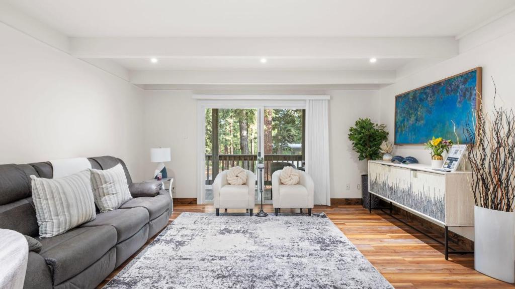 a living room with a couch and two chairs at Cozy Forest Hideaway in Incline Village Private Balcony Sierra Solace by AvantStay in Incline Village