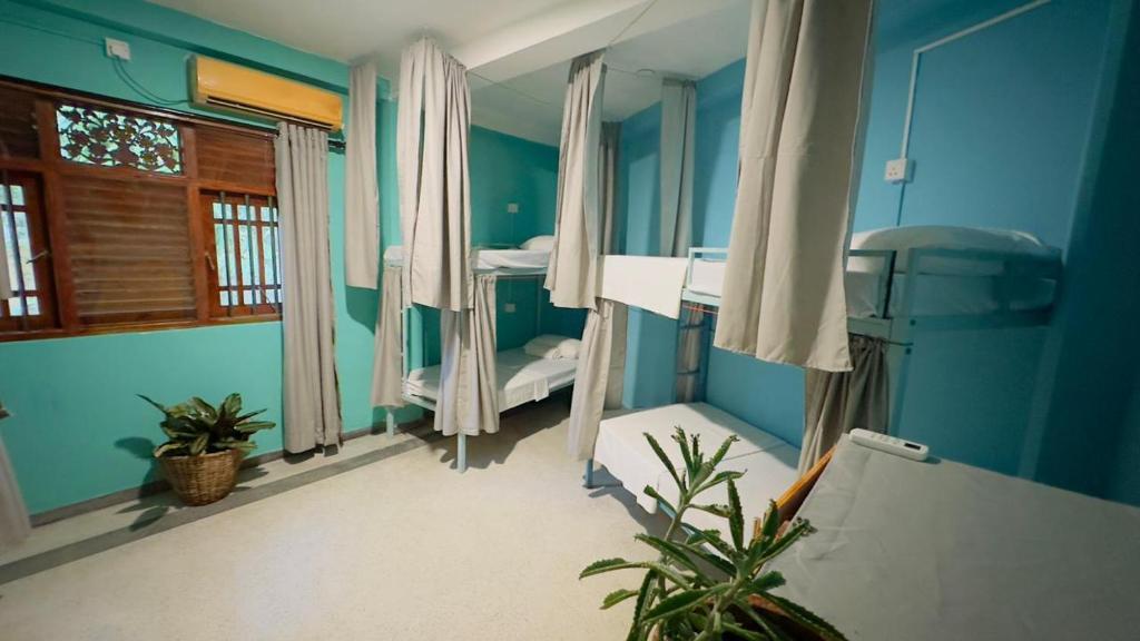 una habitación con dos literas y una ventana en Mabybaby hostel, en Unawatuna