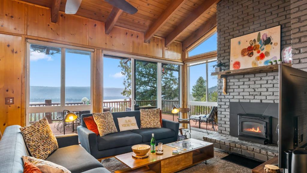 a living room with a couch and a fireplace at Scenic North Shore Stay w Games Near Snow Summit Lakeview Lodge by AvantStay in Fawnskin