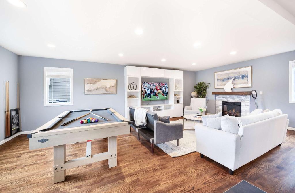 TV/trung tâm giải trí tại Stylish 3BR Home EV Outlet Near Light Rail