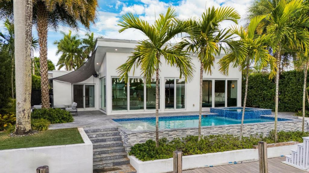 Бассейн в Luxury Waterfront Home w Pool Hot Tub Dock Near Las Olas Gulfstream или поблизости