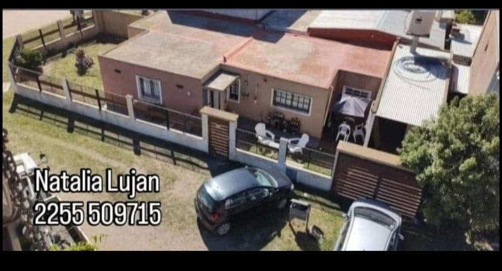 een auto geparkeerd in een tuin voor een huis bij Tobias in Villa Gesell