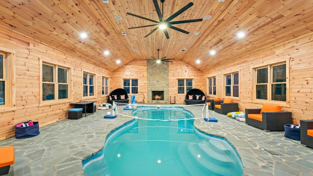 Πισίνα στο ή κοντά στο Grand Timber by AvantStay Indoor Pool Sports Court Game Room More