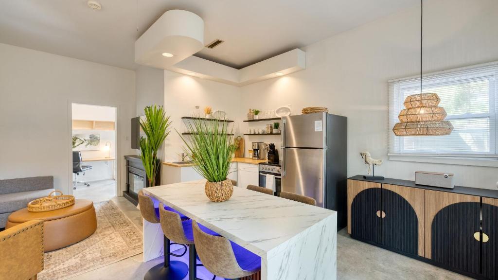 Nhà bếp/bếp nhỏ tại The Cannon Cottage by AvantStay Old Mt. Pleasant Gem Near Sullivan’s Island