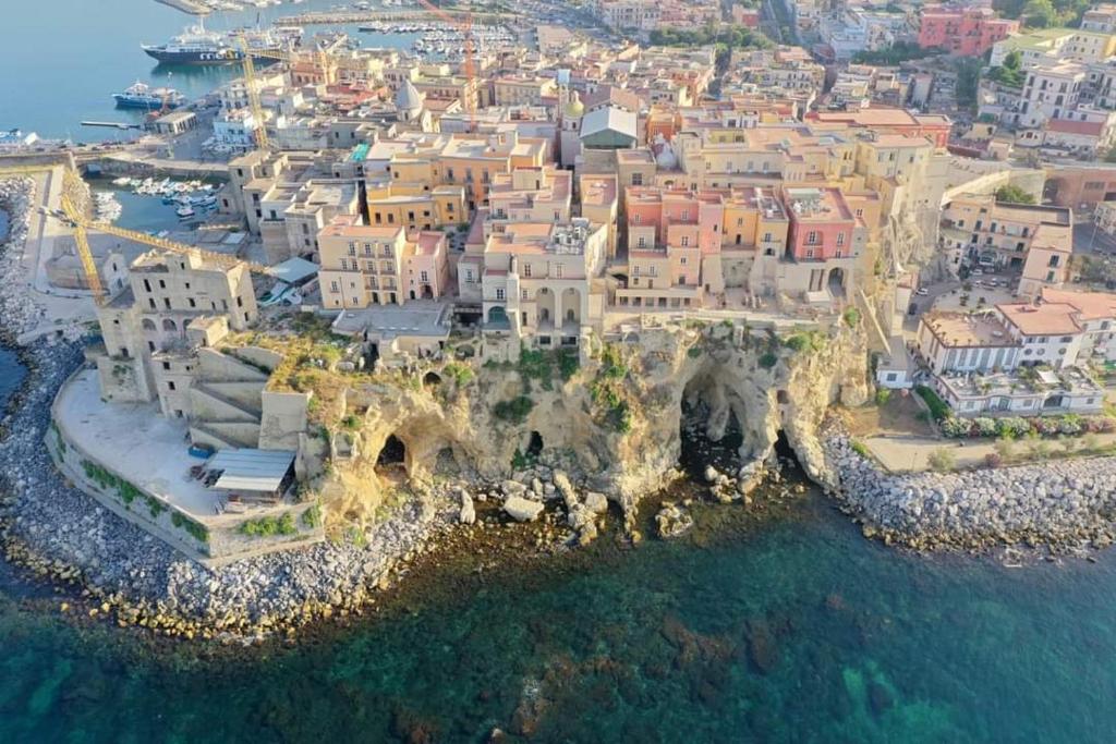 een luchtzicht op een stad op het water bij B&b Carlotta in Pozzuoli