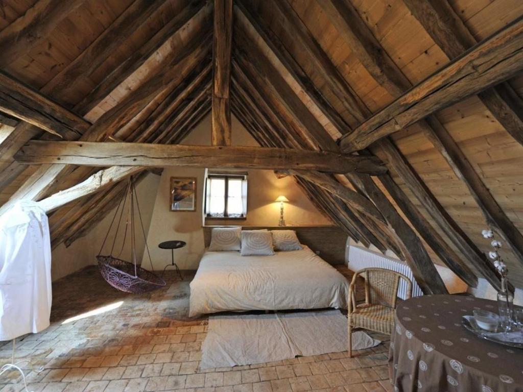 En eller flere senge i et værelse på Gîte Rustique à Neuilly-le-Réal avec Animaux Acceptés - FR-1-489-611