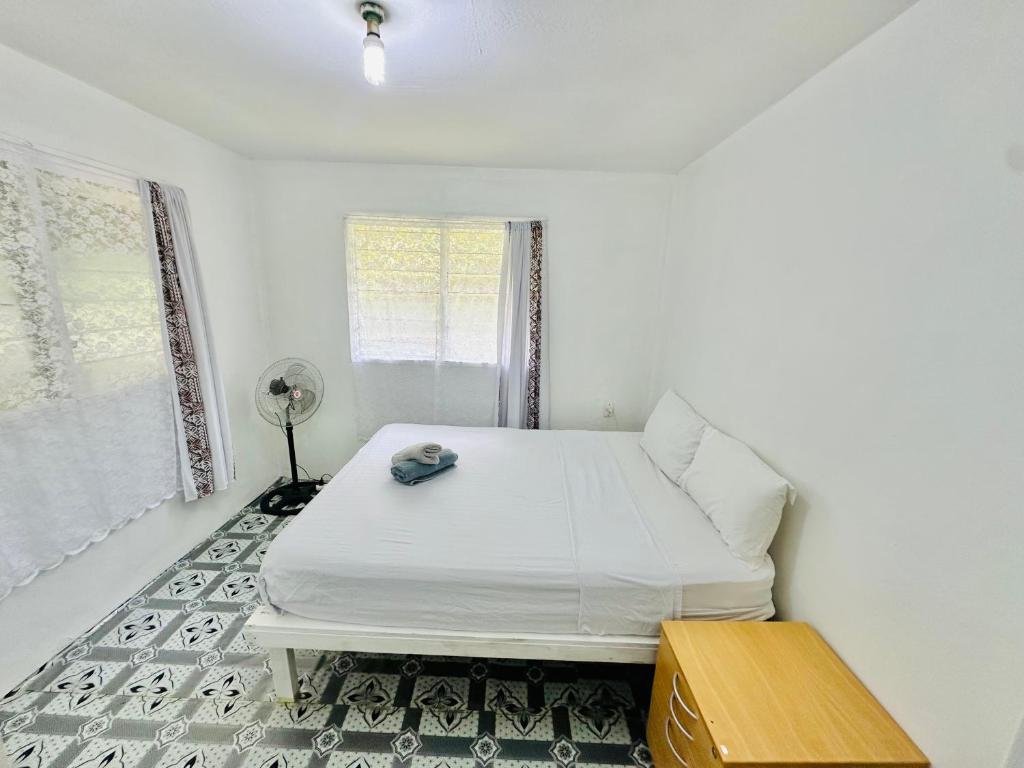 Ένα ή περισσότερα κρεβάτια σε δωμάτιο στο Private Double Room - Horizon Tonga Cottage