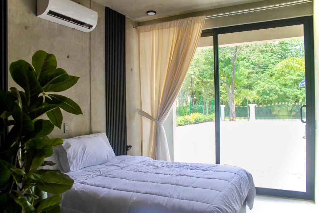 Giường trong phòng chung tại Nelblu Flamingo Suites