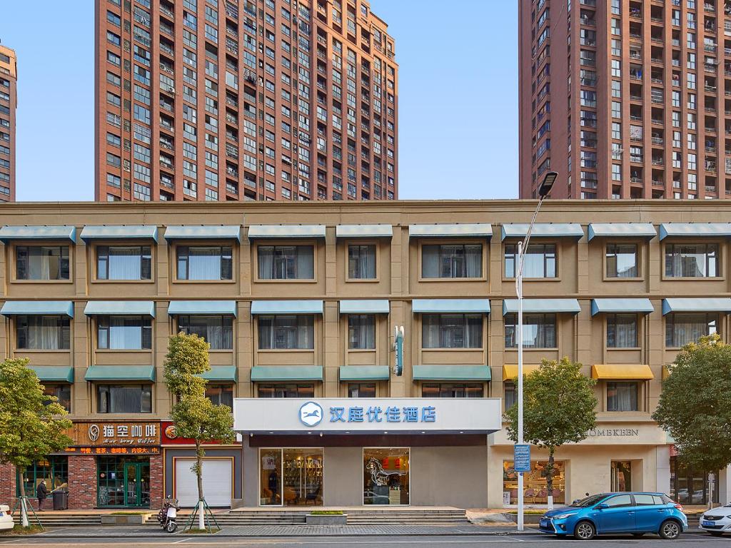 Tòa nhà nơi khách sạn tọa lạc