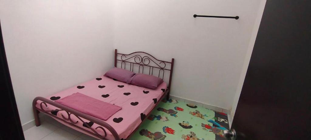 Postel nebo postele na pokoji v ubytování Homestay Muallim KLIA Dengkil Putrajaya M U S L I M