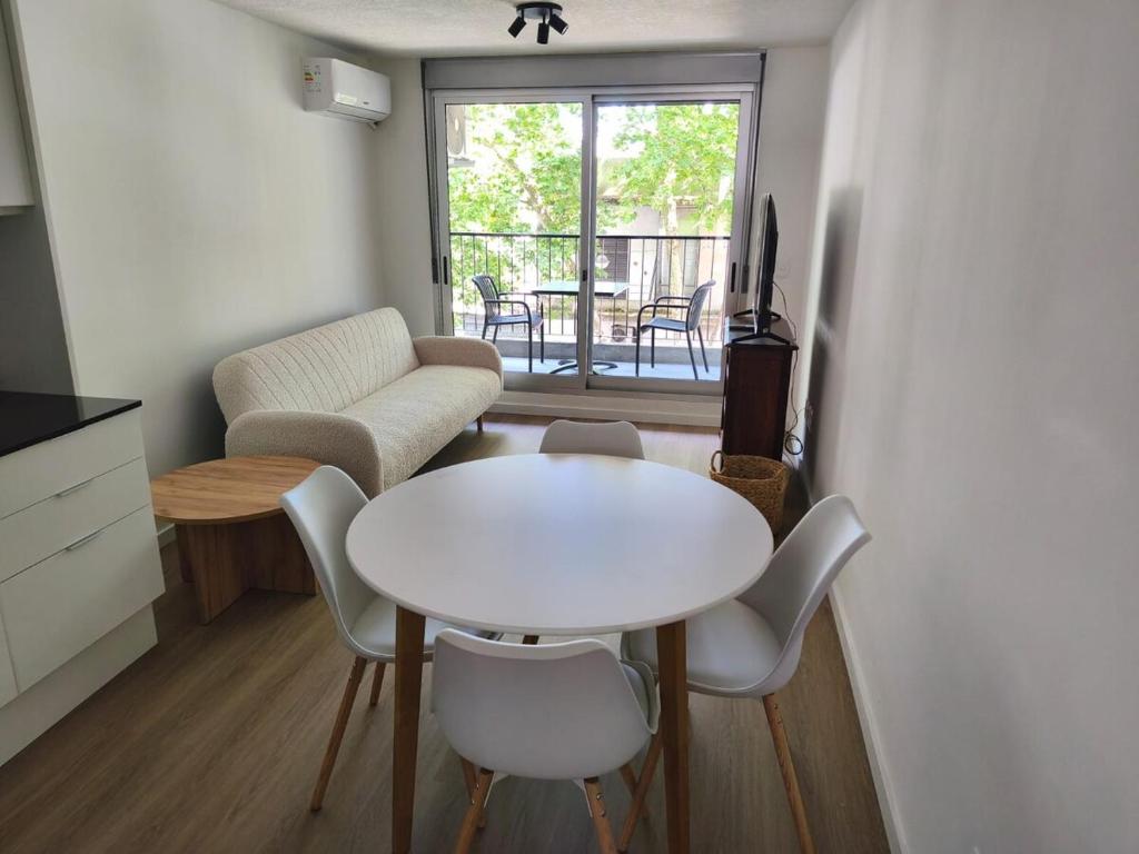 Khu vực ghế ngồi tại Moderno apartamento a metros de 18 de Julio