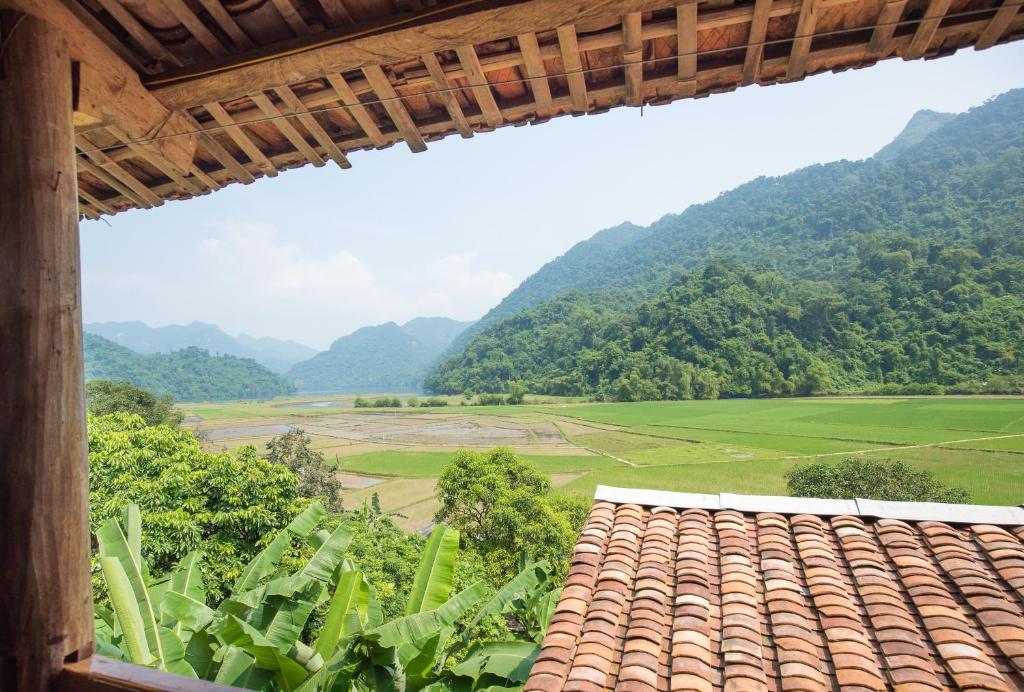 una vista desde el techo de una casa con montañas en el fondo en Minh Quang homestay, en Ba Be18