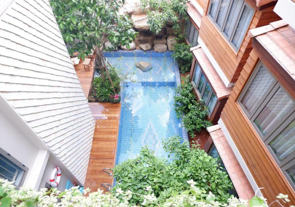 een uitzicht op een zwembad in een huis bij Pastell Oldtown Chiang Mai in Chiang Mai
