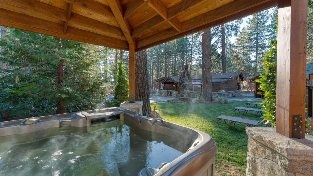 Сад в Lake Star by AvantStay Hot Tub Walk to Beach