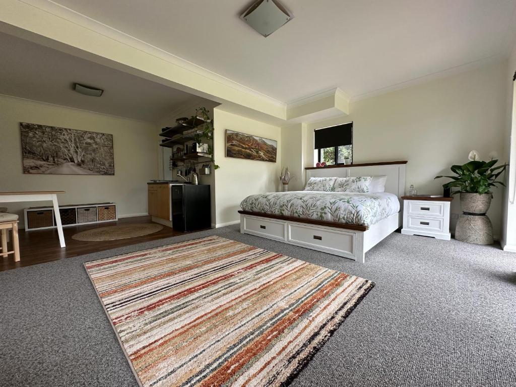 ein Schlafzimmer mit einem Bett und einem großen Teppich in der Unterkunft Tatra Studio Bright - Relax & Explore in Bright