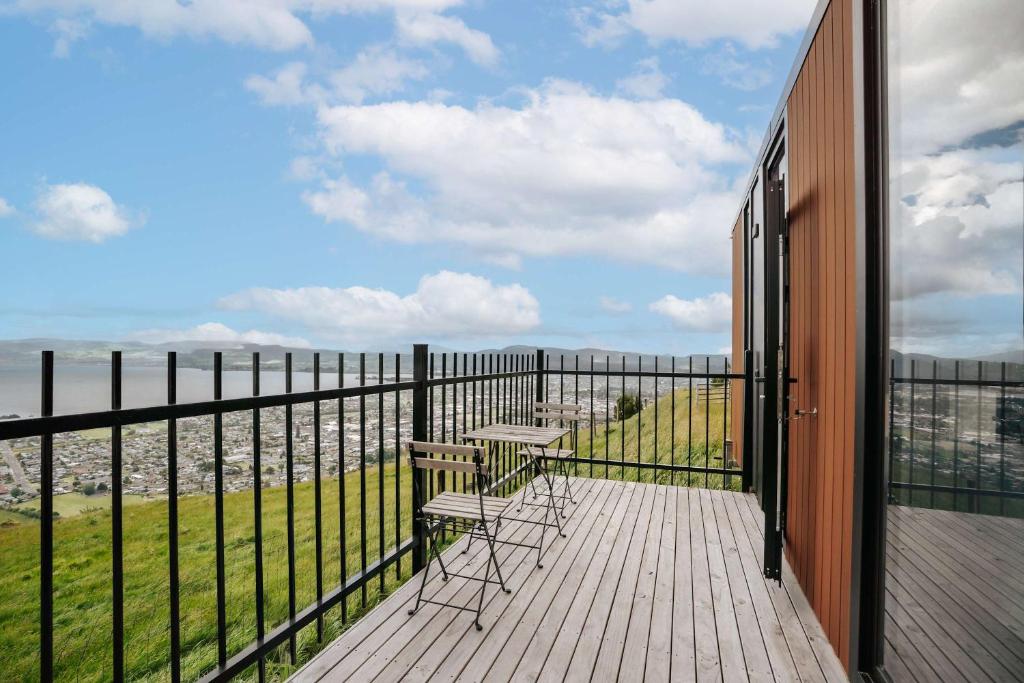 Μπαλκόνι ή βεράντα στο Aorangi Peak Cabins 1 by Tiny Away