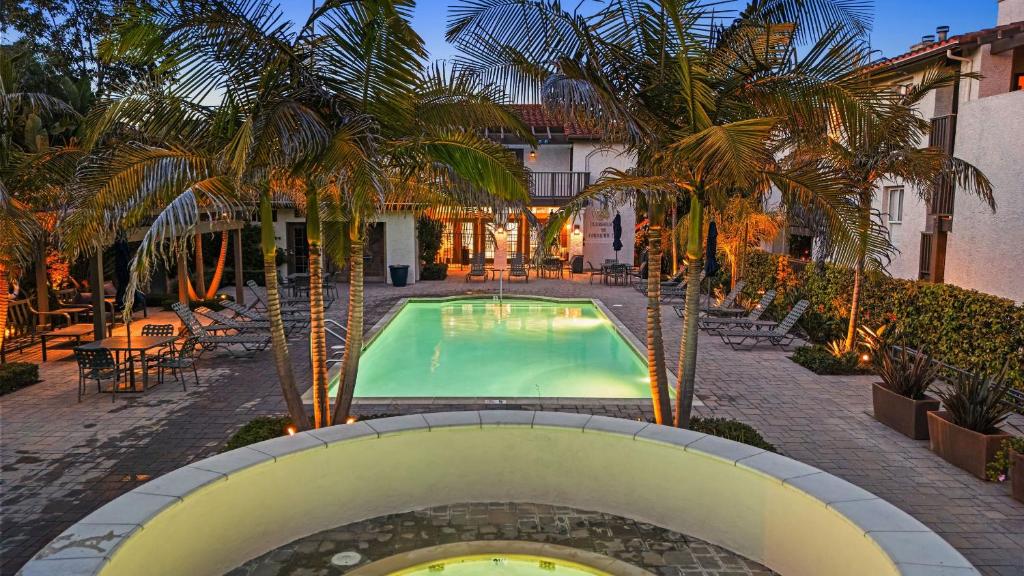 Close to Beach w Patio Resort Amenities The Point at Corniche by AvantStay في دانا بوينت: مسبح في ساحة فيها نخيل