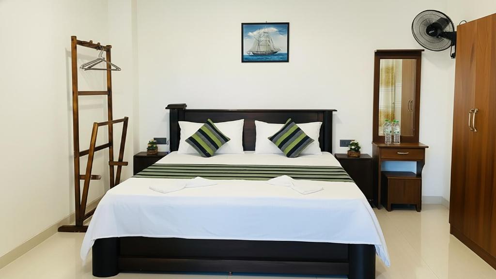 Un dormitorio con una cama grande en una habitación. en The Horizon Breeze, en Ahangama