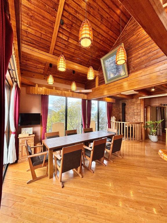 a large dining room with a table and chairs at AMANA ayurveda in Kami Amakusa
