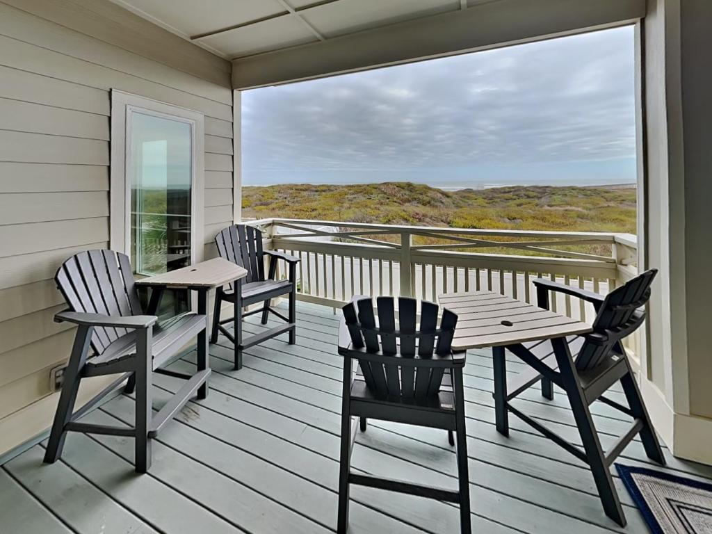 Itll Do في بادري آيلاند: طاولتين وكراسي على شرفة مطلة