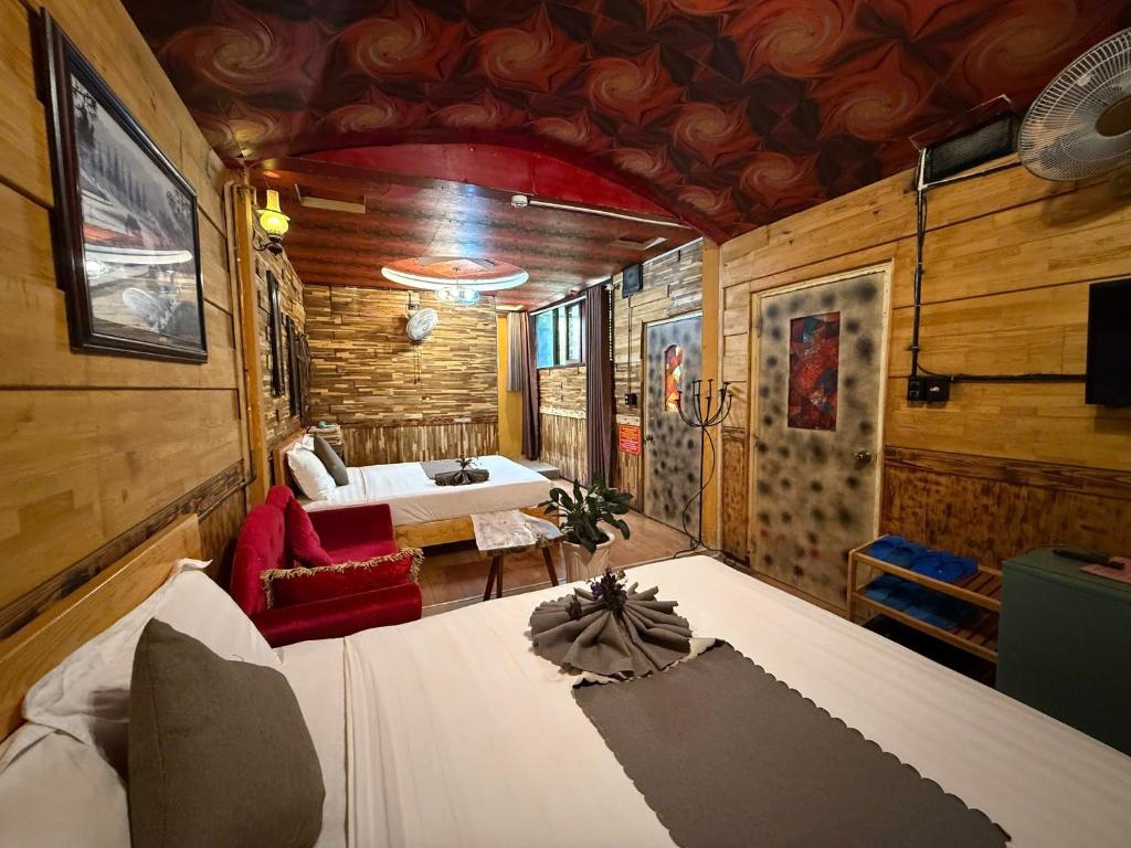 大叻Redhouse Dalat Hotel的一间客房内配有床和沙发的房间
