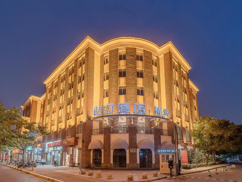 Tòa nhà nơi khách sạn tọa lạc