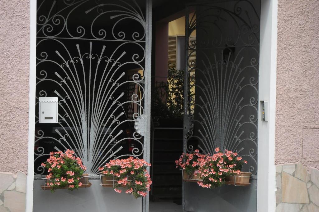 Una puerta con dos macetas y flores. en Canne Al Vento, en Teulada