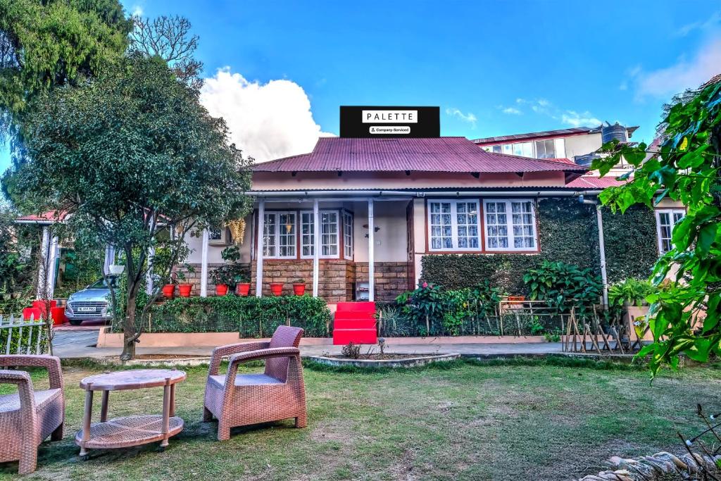 Midhill Cottage by Palette | Garden | Indoor Games | Shillong في شيلونغ: مبنى امامه كراسي وطاولات
