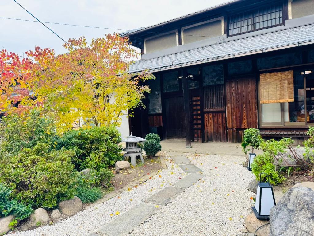 a building with a bench in front of it at 藤花楼akagawa 登録文化財 in Osaka