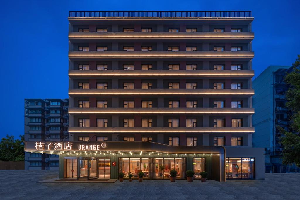 Ein Gebäude mit einem Schild, auf dem „Korea Pharmacy“ steht in der Unterkunft Orange Hotel Chengdu Wenshuyuan Subway Station in Chengdu