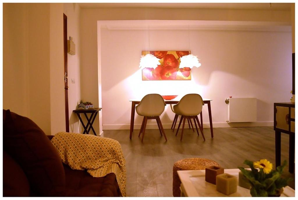 タラベラ・デ・ラ・レイナにあるColegiata Homeのリビングルーム(テーブル、椅子2脚付)