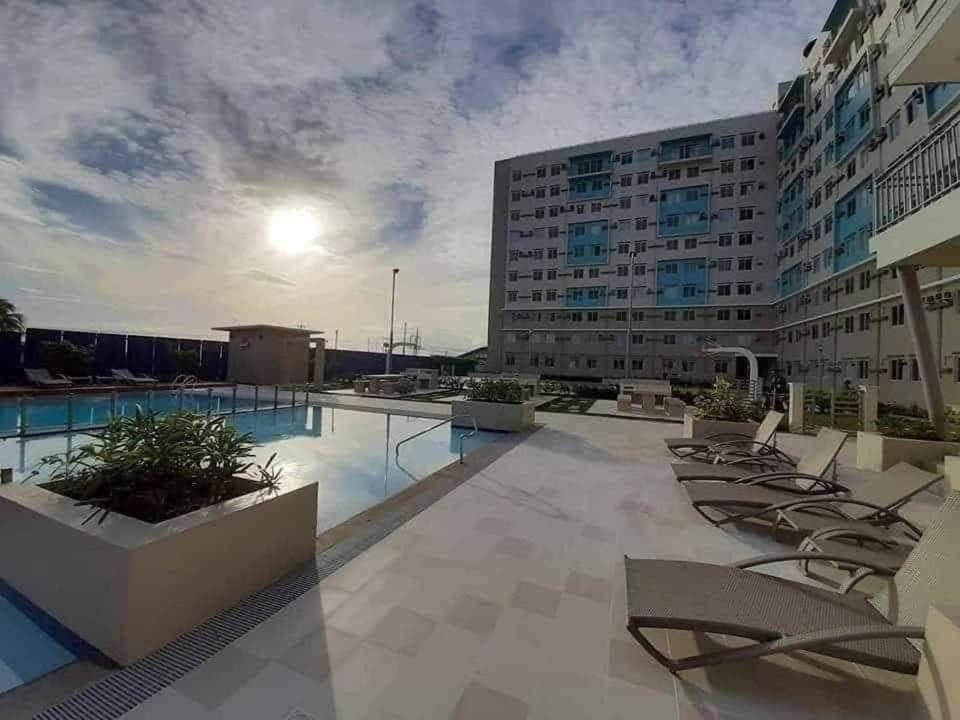 una piscina en la azotea de un edificio en The UrbanNest, en Piapi