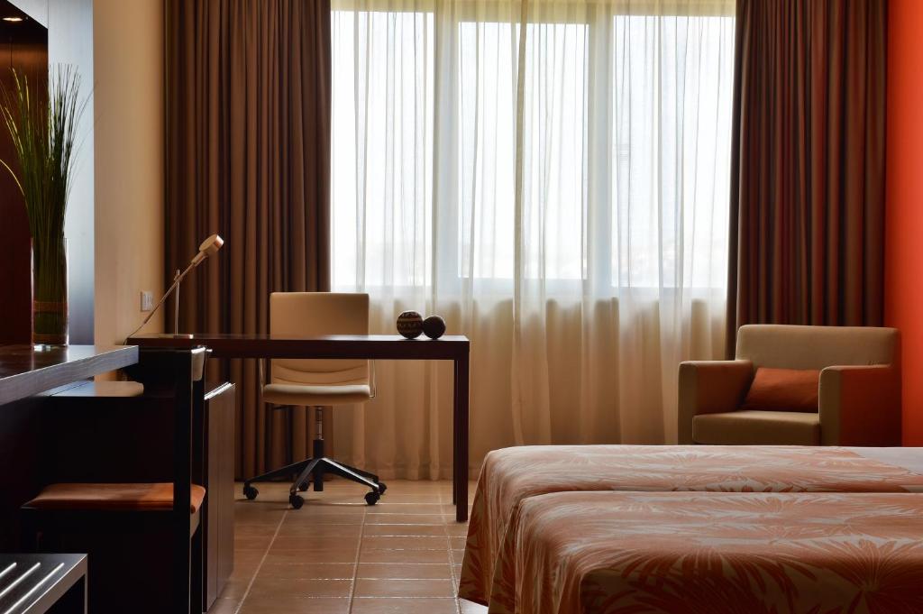 Postel nebo postele na pokoji v ubytování Pestana Tropico Ocean & City Hotel
