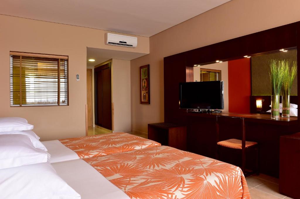 Postel nebo postele na pokoji v ubytování Pestana Tropico Ocean & City Hotel