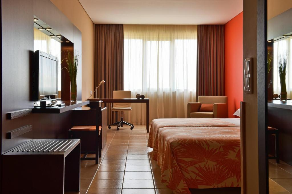 Postel nebo postele na pokoji v ubytování Pestana Tropico Ocean & City Hotel