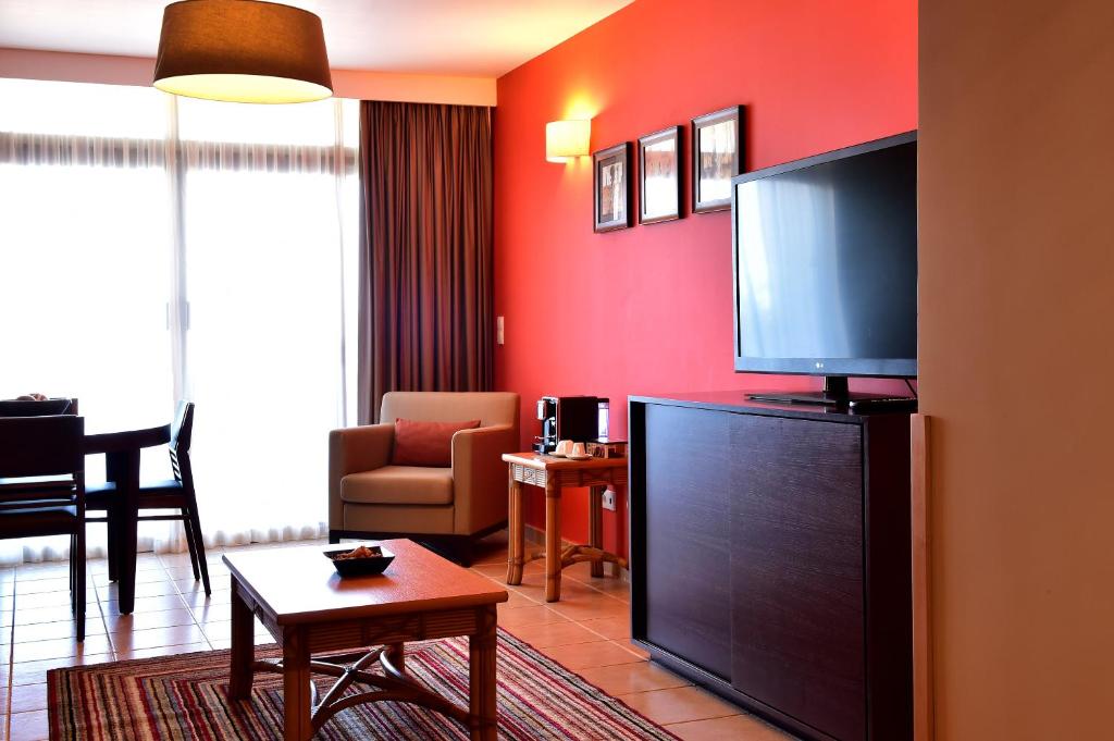 TV a/nebo společenská místnost v ubytování Pestana Tropico Ocean & City Hotel