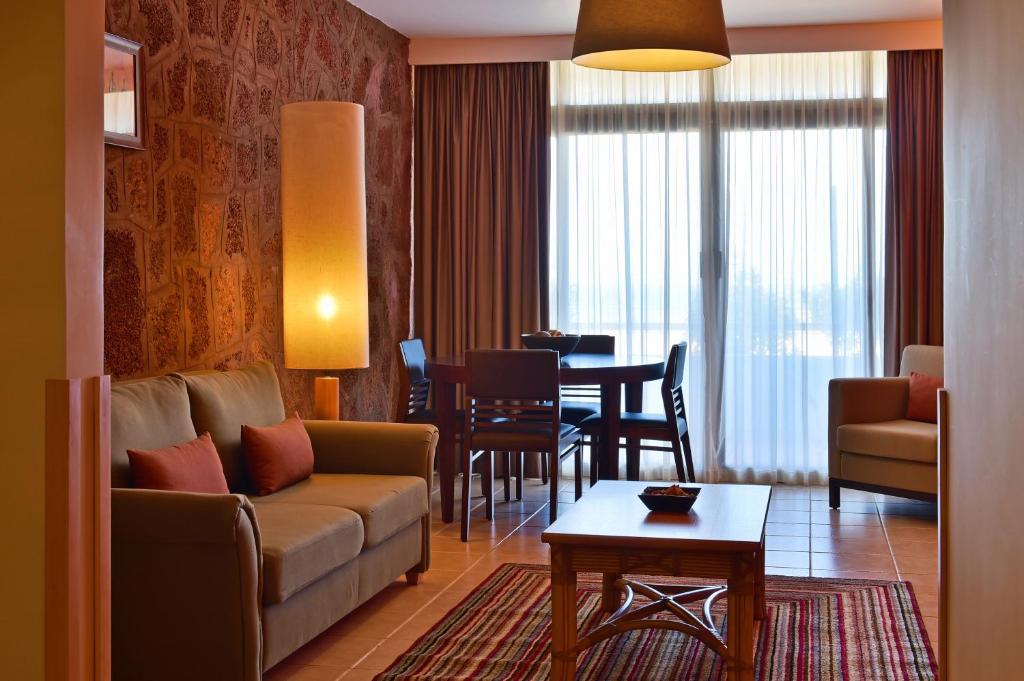 Posezení v ubytování Pestana Tropico Ocean & City Hotel