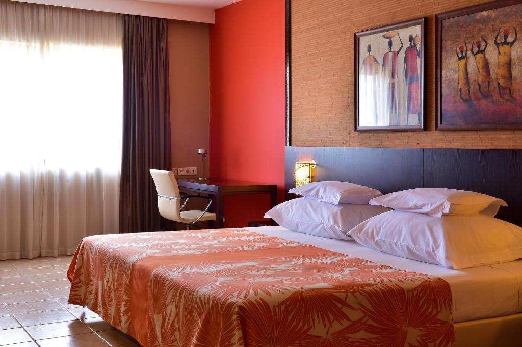 Postel nebo postele na pokoji v ubytování Pestana Tropico Ocean & City Hotel
