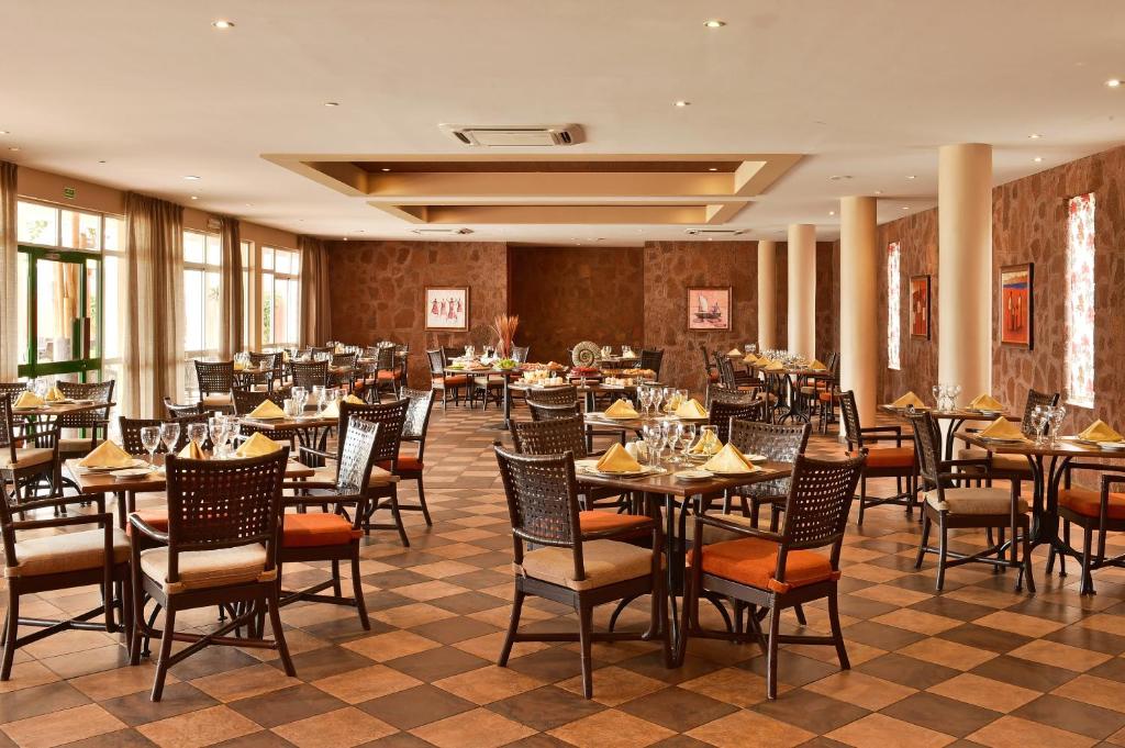 Restaurace v ubytování Pestana Tropico Ocean & City Hotel
